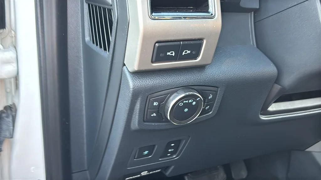 Used 2022 White Ford Lariat image 12