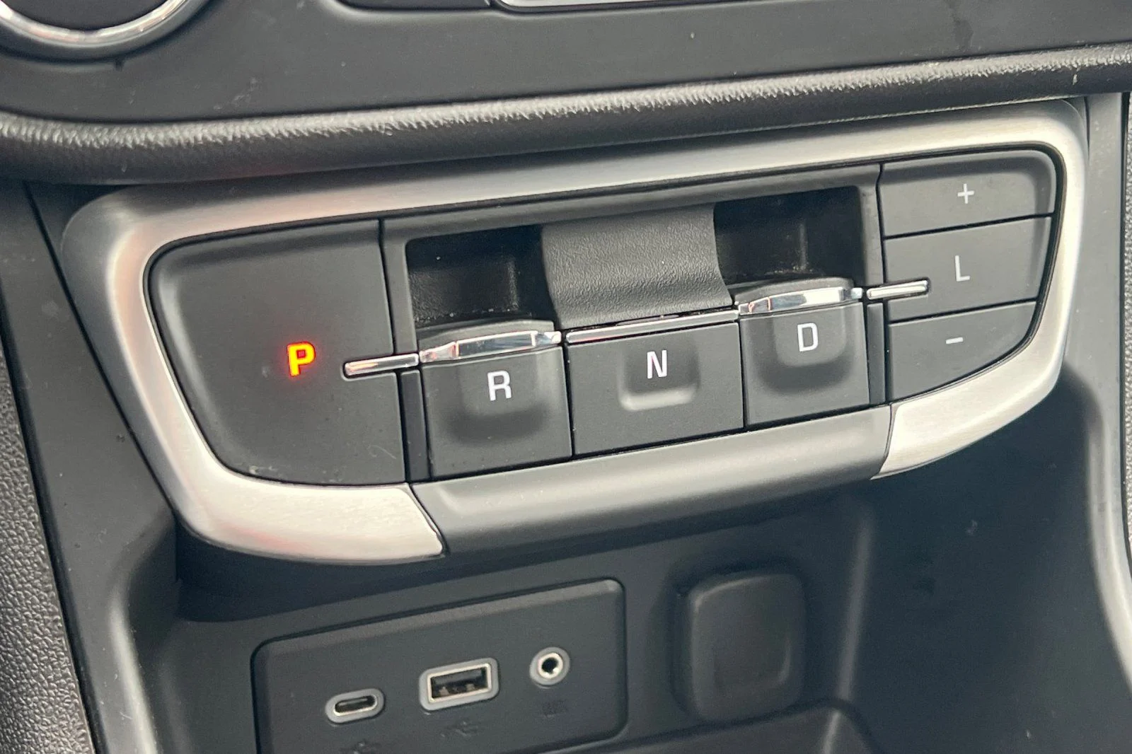 Used 2024 White GMC SLE image 19
