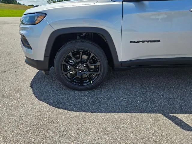 New 2026 Silver Zynith Metallic Clearcoat Jeep Latitude image 27