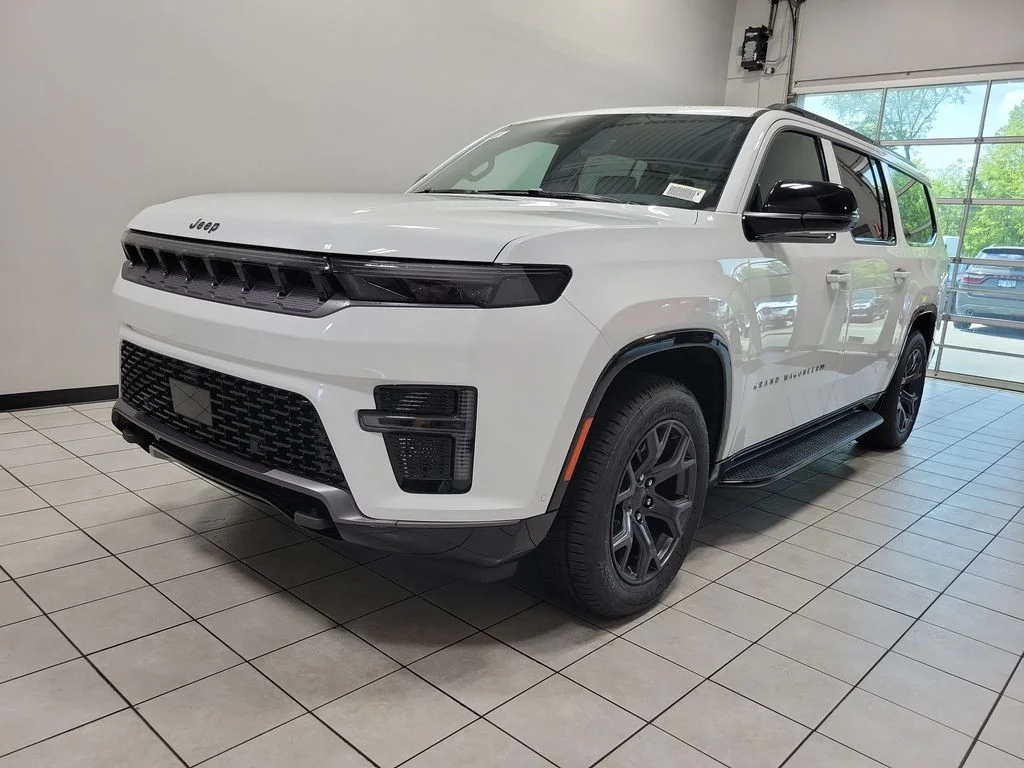 New 2026 Bright White Clear-Coat Exterior Paint Jeep Limited Altitude image 3