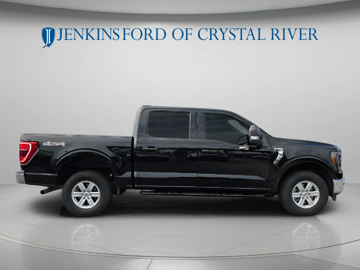 Used 2023 Agate Black Metallic Ford XLT image 2