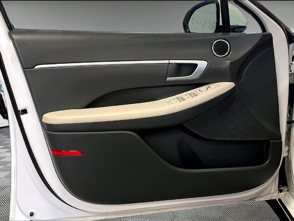 Used 2025 White Hyundai SEL image 9