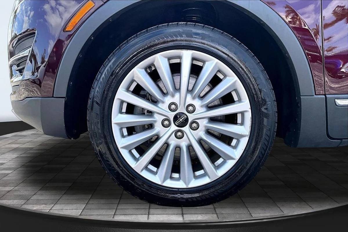 Used 2019 Red Lincoln Standard image 37