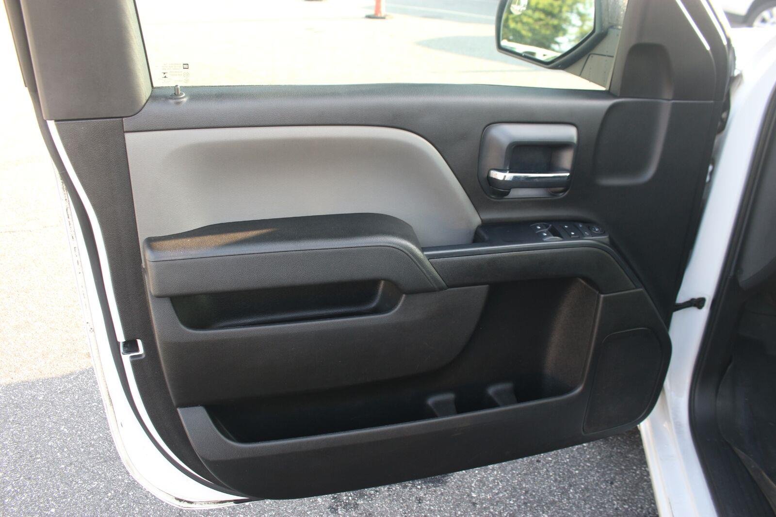 Used 2018 SUMMIT WHITE GMC 2WD Reg Cab 133.0" image 10