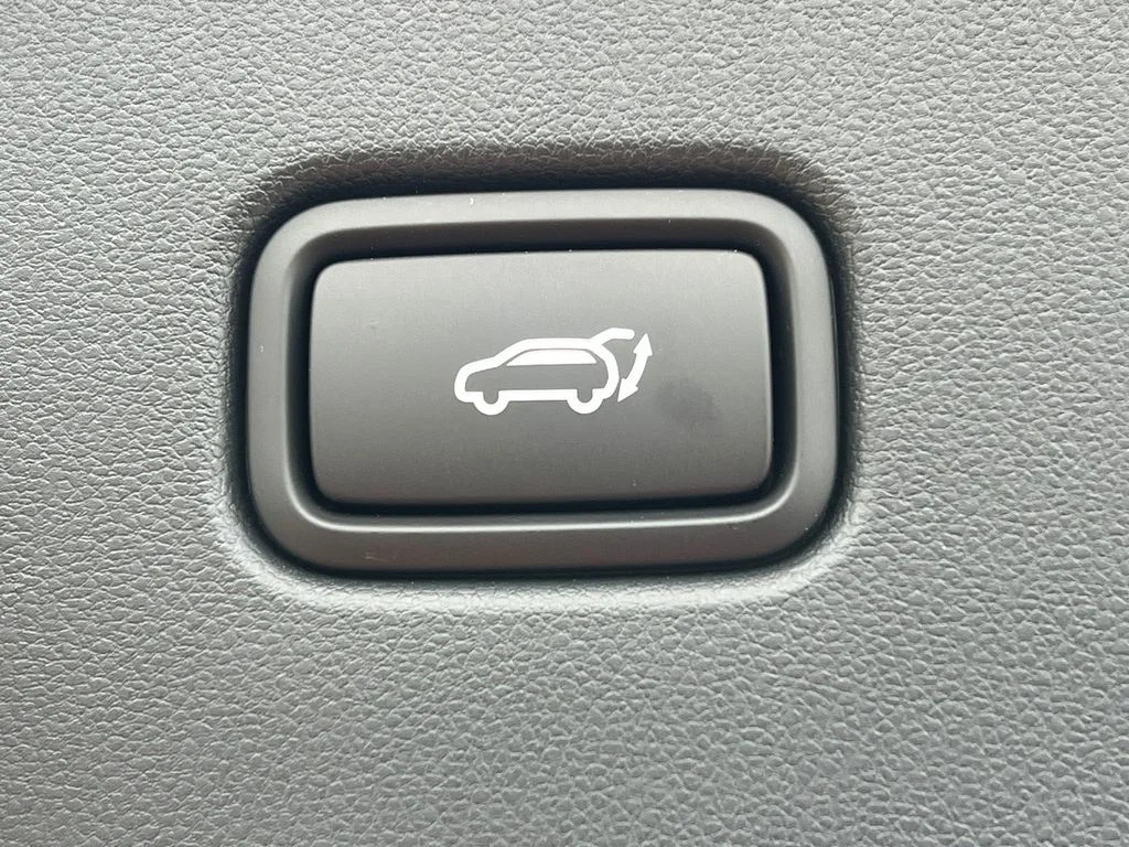 Used 2025 Red Hyundai SEL Convenience image 19
