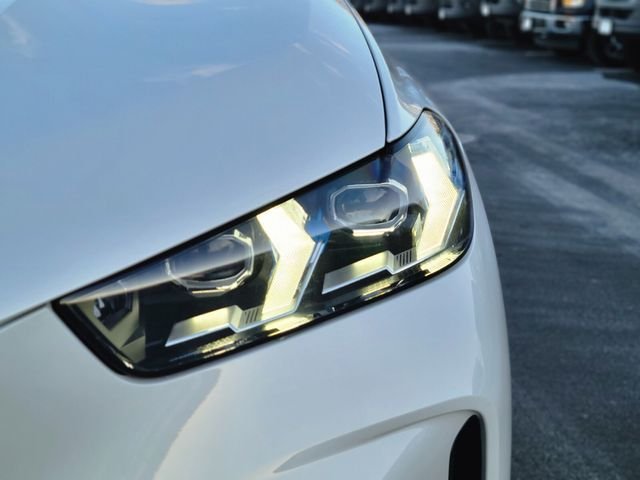 Used 2026 White BMW xDrive40i image 9
