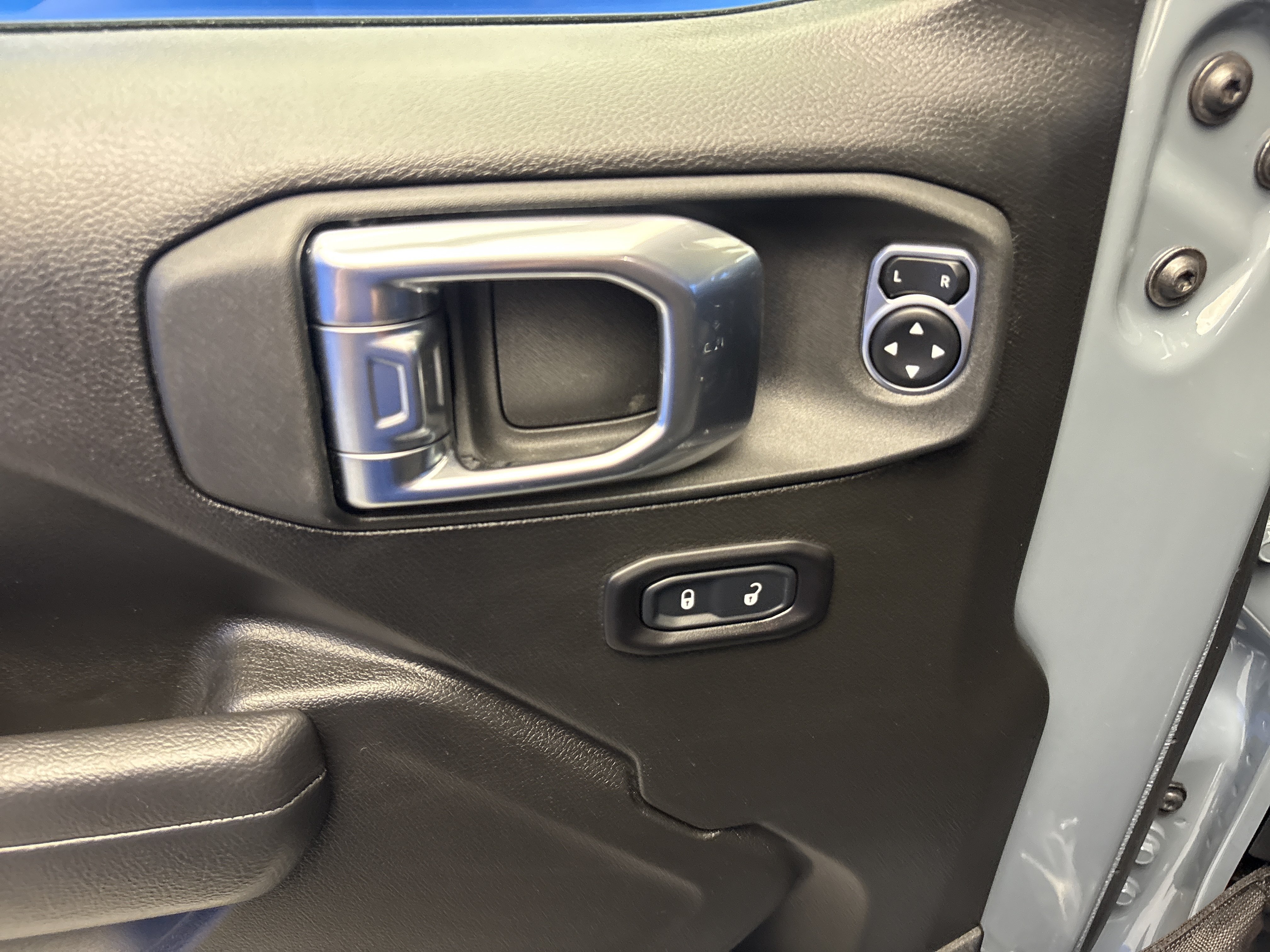 Used 2025 Anvil Clearcoat Jeep Mojave image 10