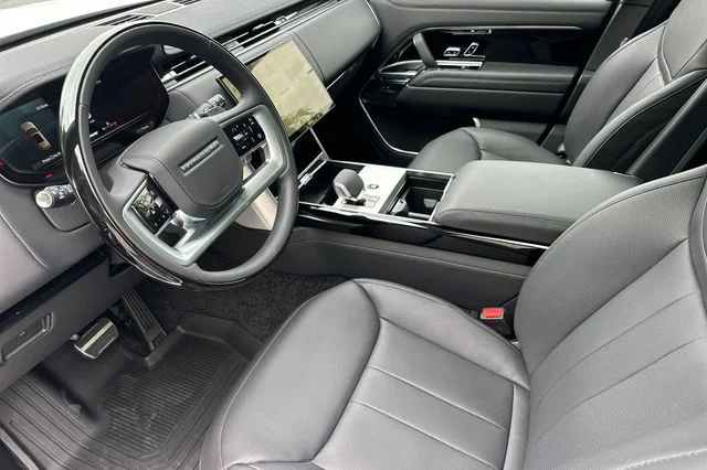New 2026 Ostuni Pearl White Land Rover SE image 9