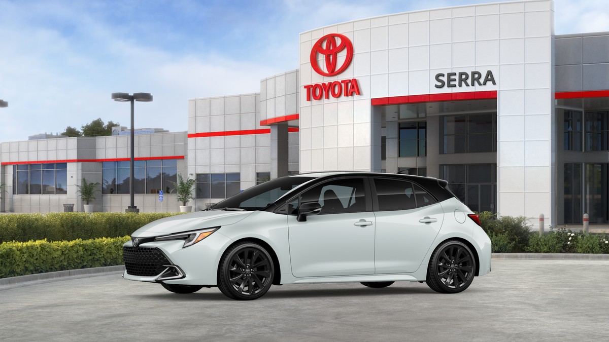 New 2026 Wind Chill Pearl with Midnight Black Metallic roof Toyota XSE image 4