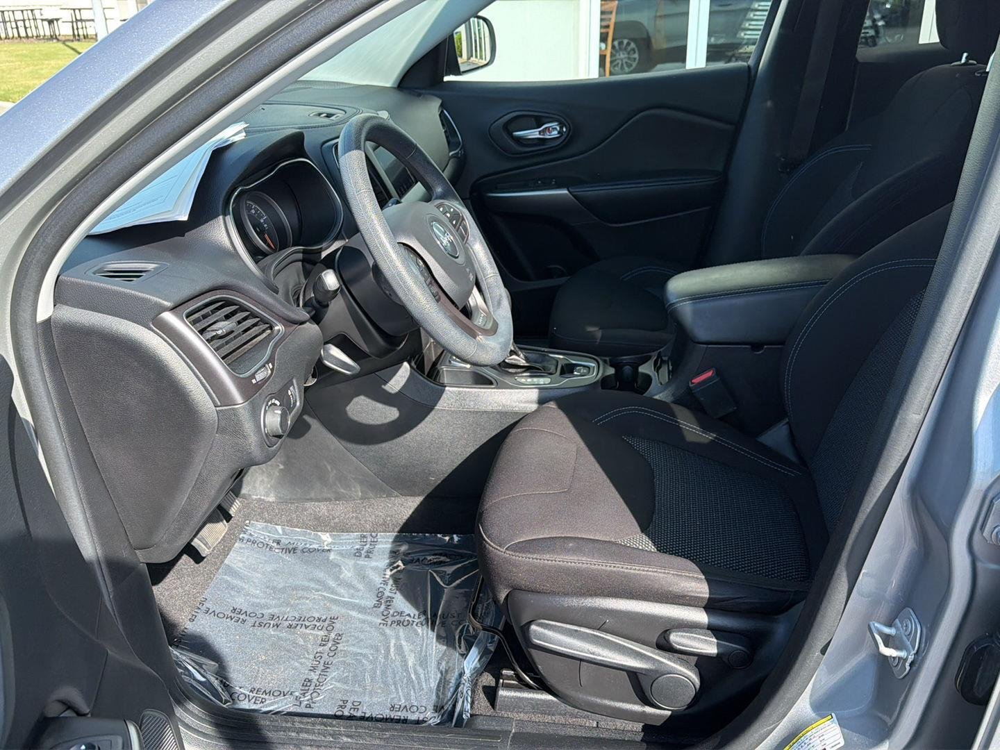Used 2020 Billet Silver Metallic Clearcoat Jeep Latitude image 10