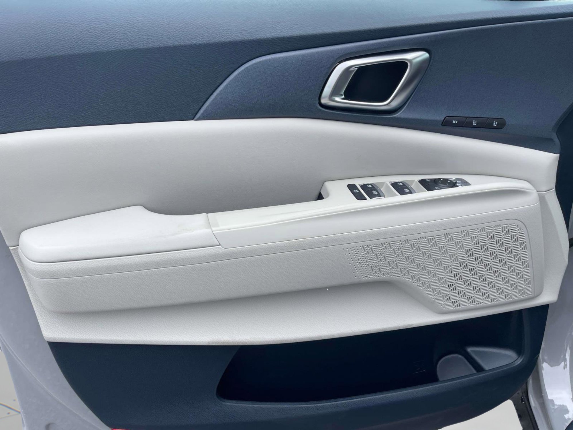 New 2026 Ceramic Silver Kia EX image 21