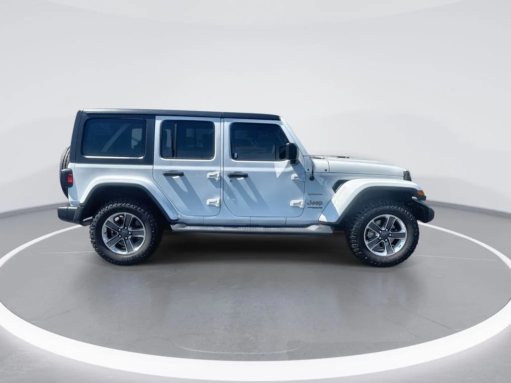 Used 2020 White Jeep Unlimited Sahara image 9