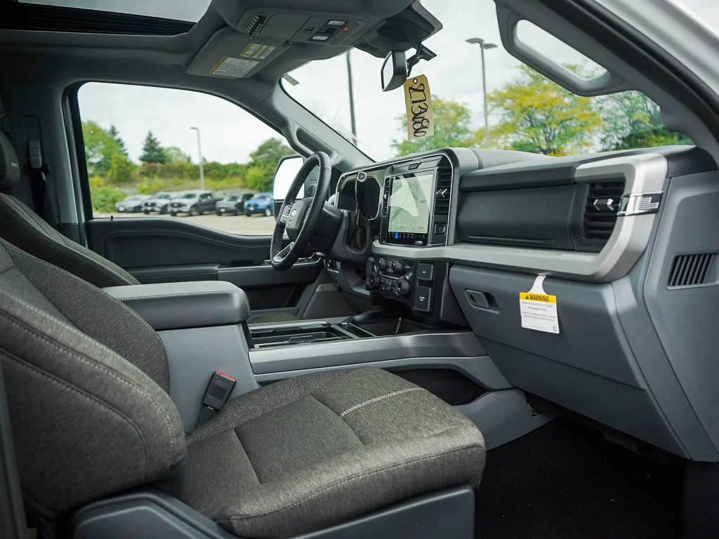 New 2027 Oxford White Ford F-350® XLT image 11