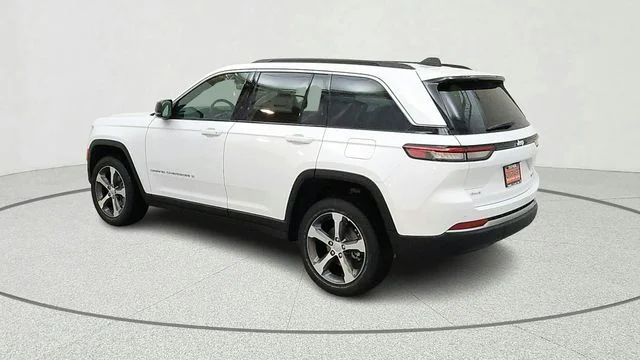New 2026 Bright White Clear-Coat Exterior Paint Jeep Limited image 6