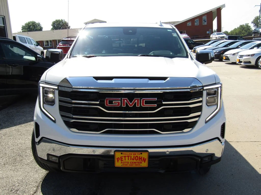 Used 2024 White GMC SLT image 13