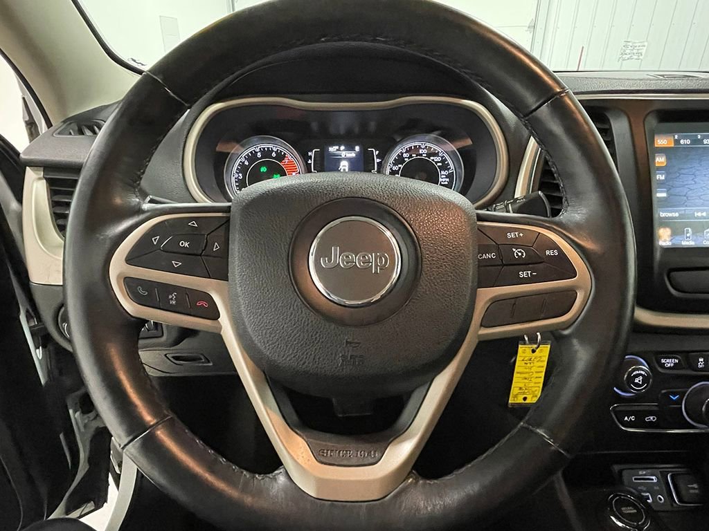 Used 2017 Bright White Clearcoat Jeep Latitude image 31