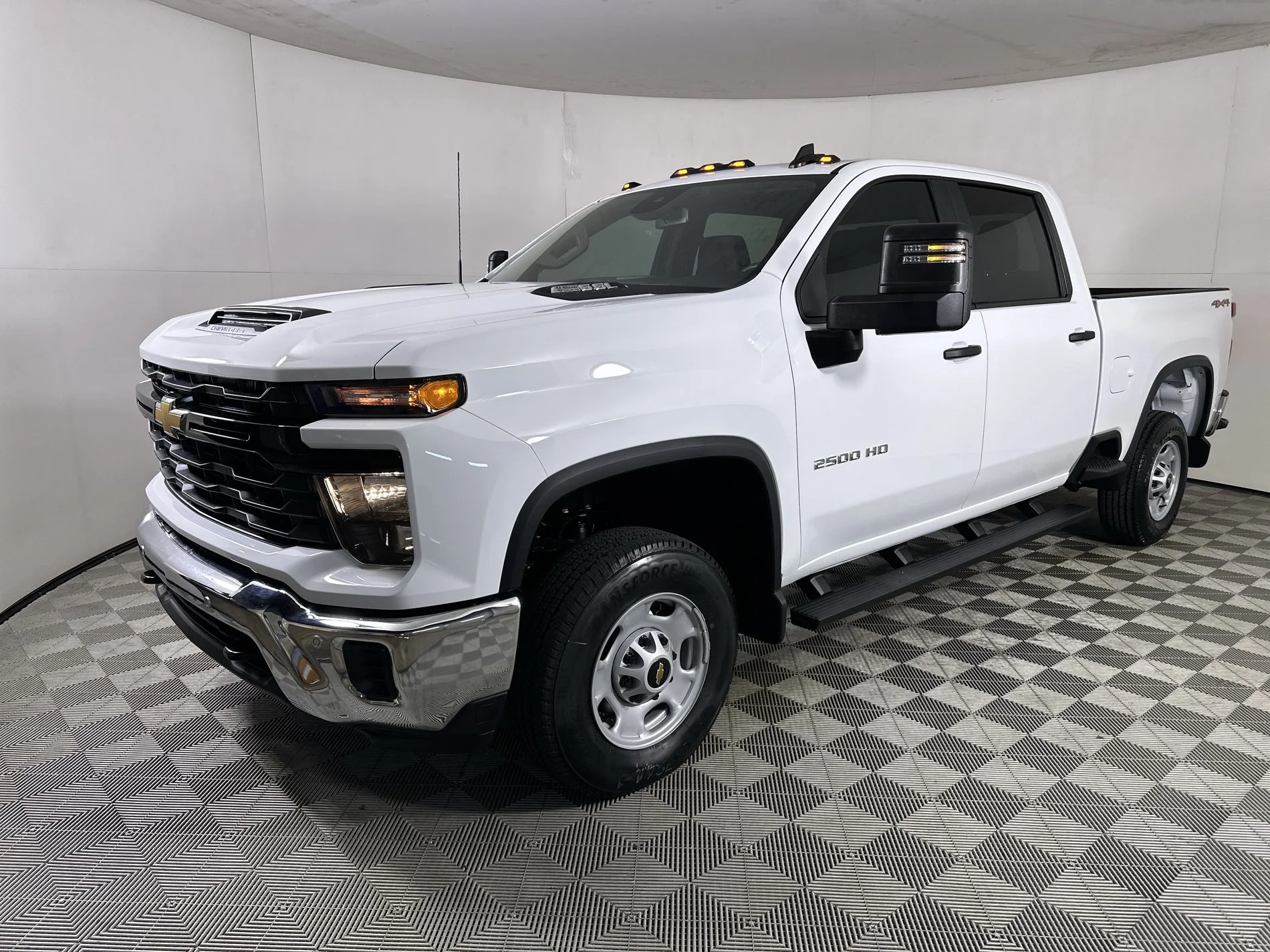 New 2026 Summit White Chevrolet WT image 4
