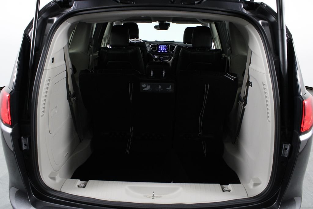 Used 2018 Gray Chrysler Limited image 17