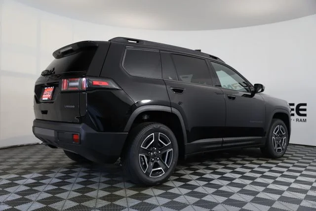 New 2026 Diamond Black Crystal Pearl-Coat Exterior Paint Jeep Laredo image 37