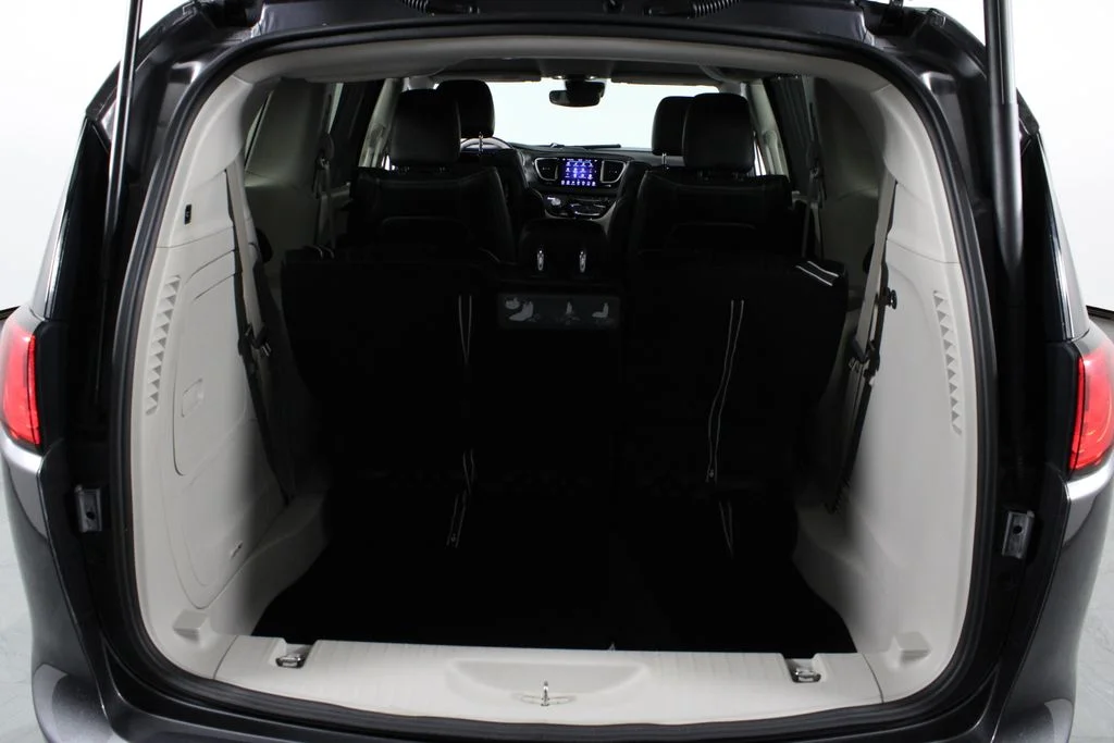 Used 2018 Gray Chrysler Limited image 17