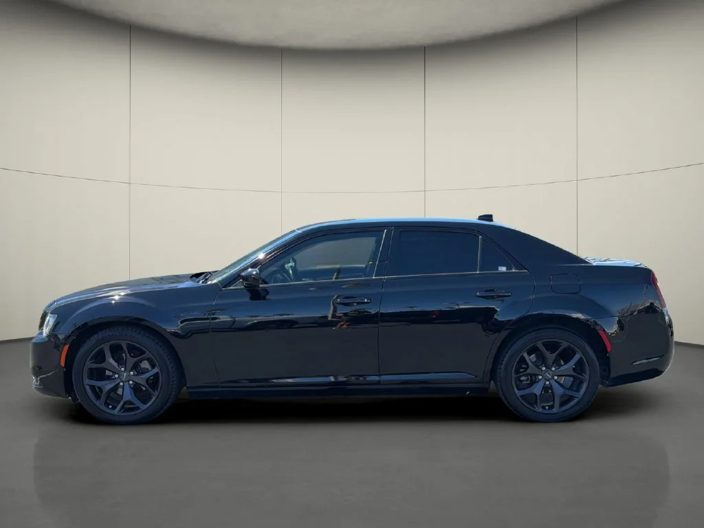 Used 2022 Black Chrysler Touring image 4
