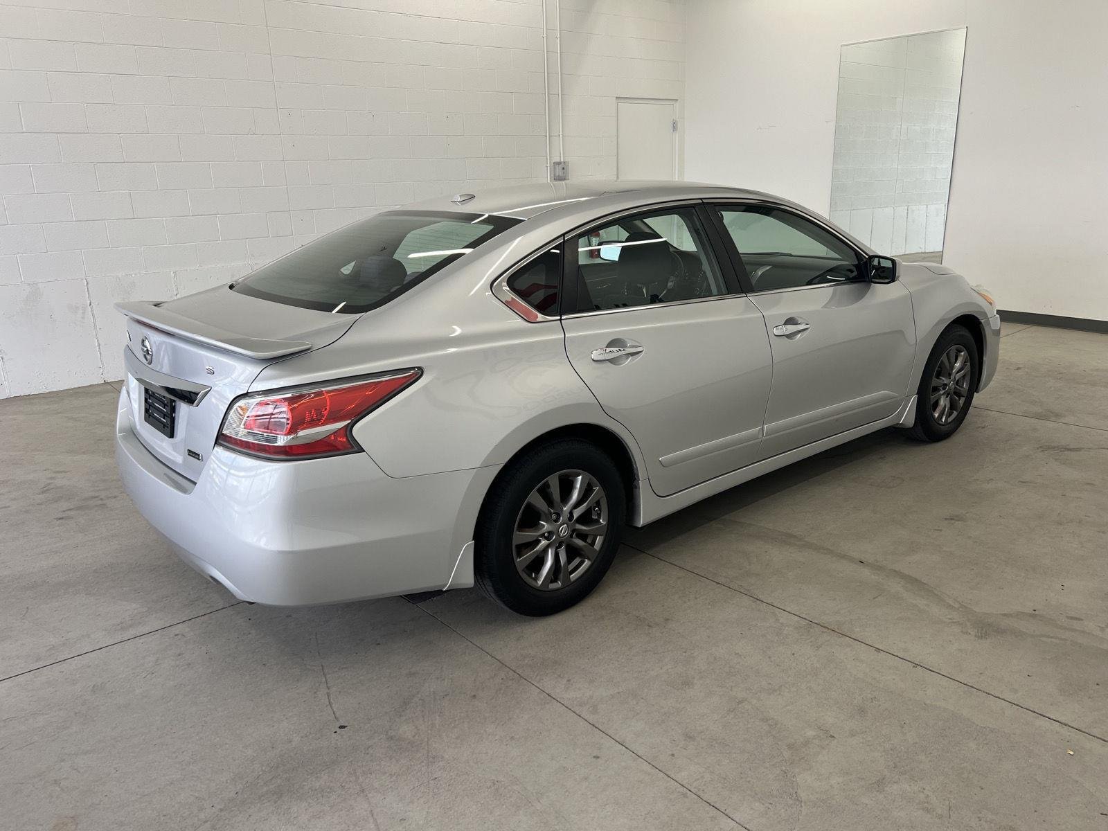 Used 2015 Brilliant Silver Nissan 2.5 S image 4