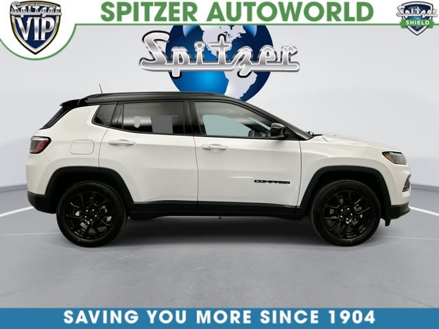 Used 2022 White Jeep Latitude image 10