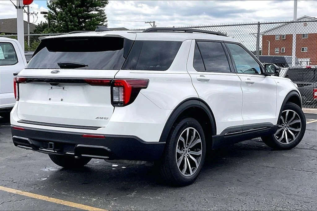 New 2026 Star White Metallic Tri-Coat Ford ST-Line image 12