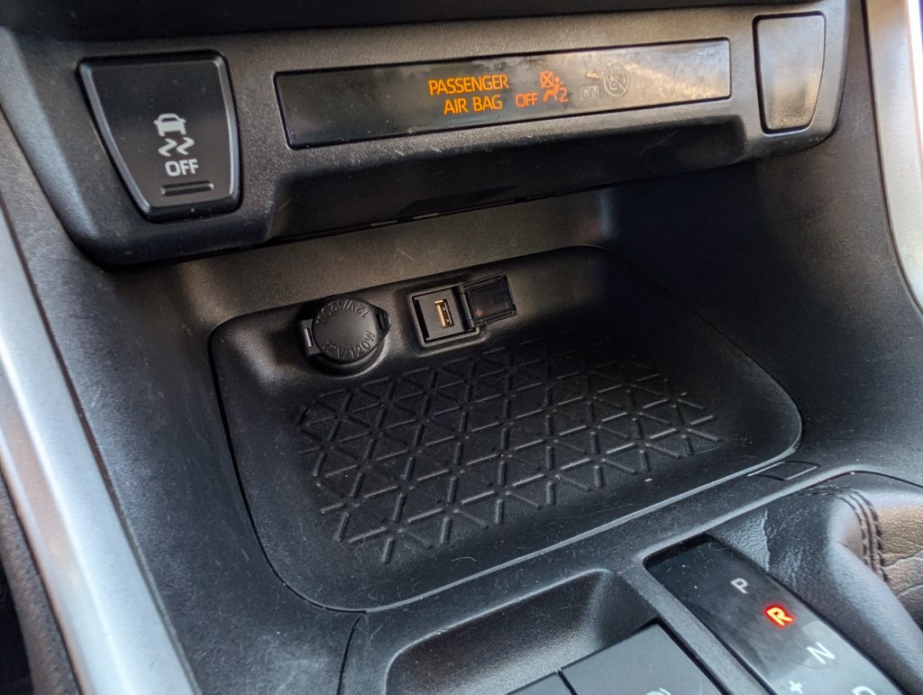 2021 Toyota RAV4 LE - Photo 26