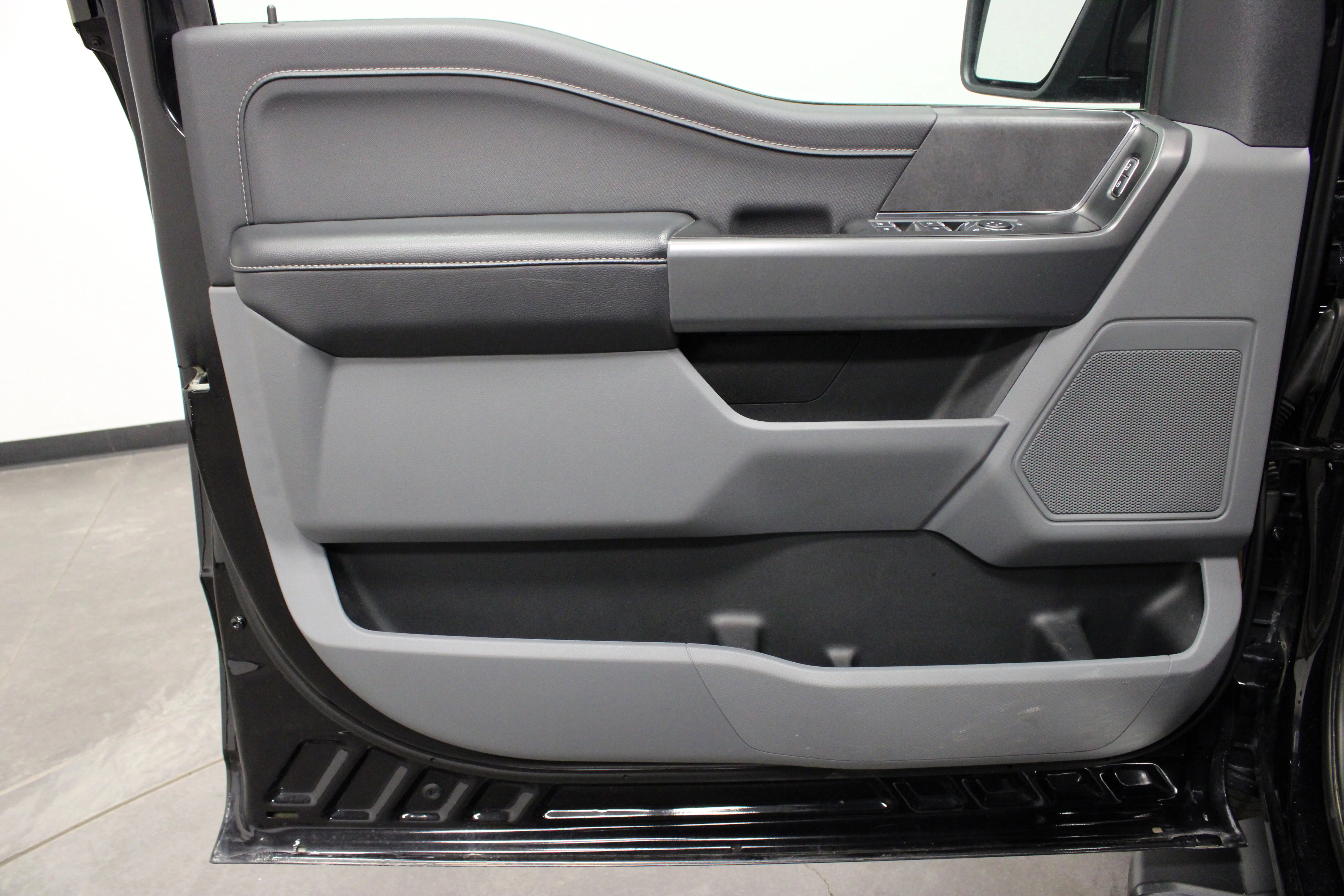 Used 2025 Agate Black Metallic Ford XLT image 19