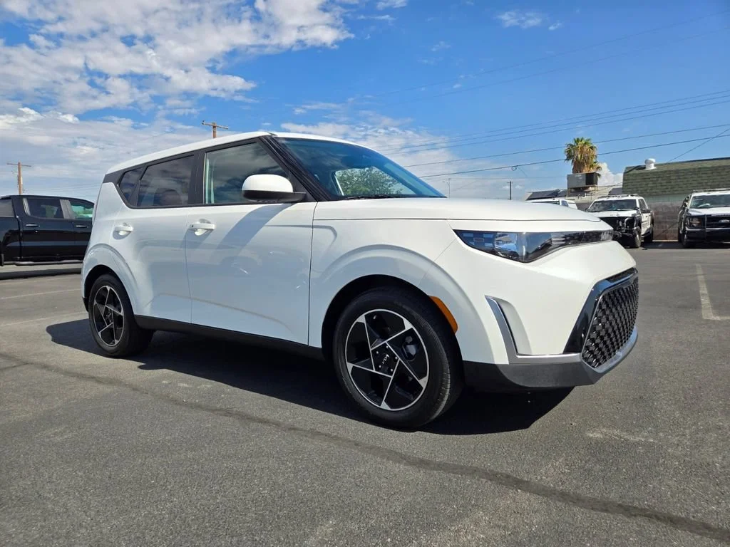 Used 2025 Snow White Pearl Kia EX image 1