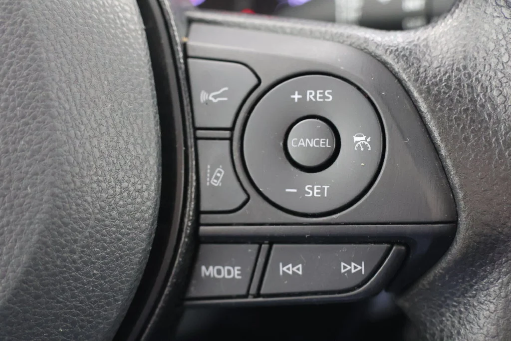Used 2022 Pearl Toyota LE image 12