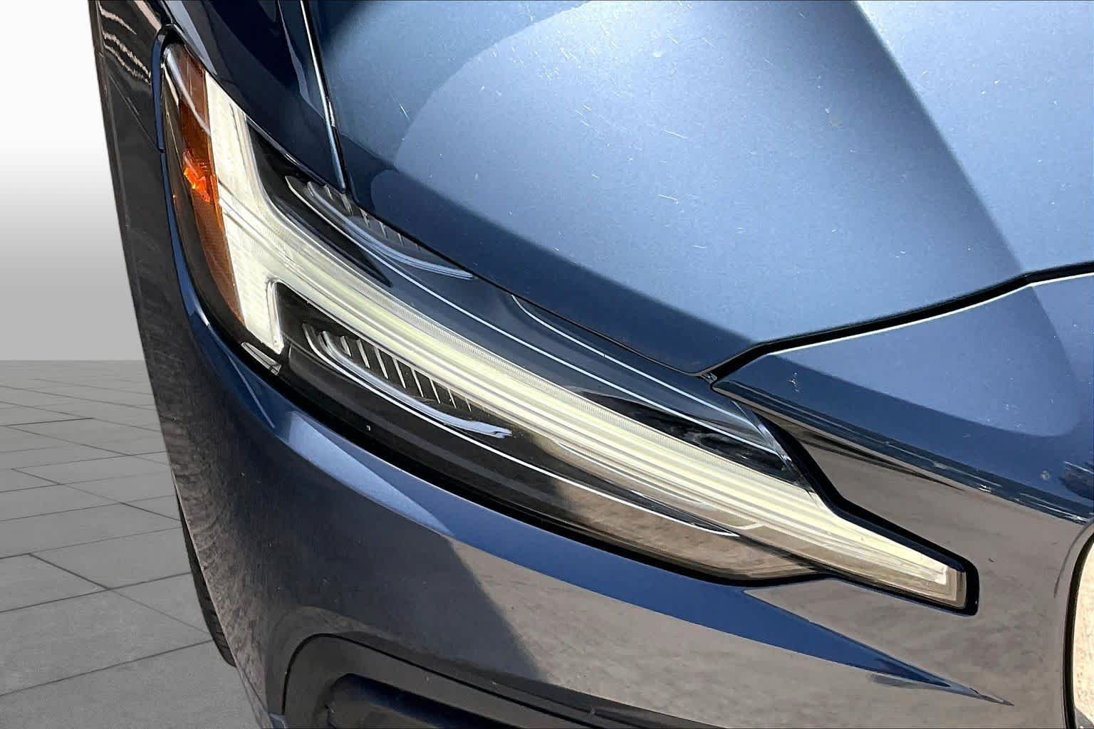 Used 2019 Denim Blue Metallic Volvo Momentum image 28