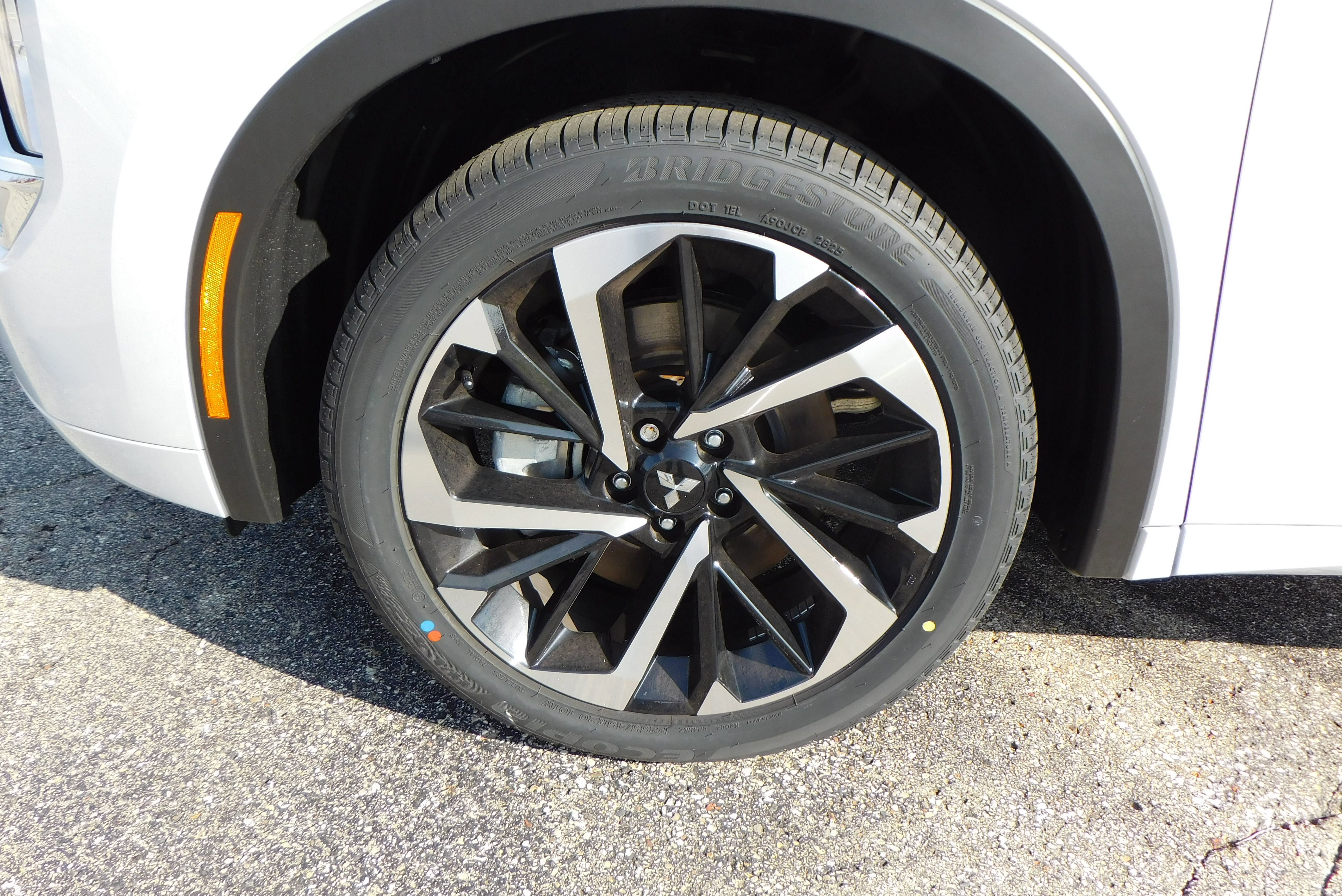 Used 2025 WHITE DIMD Mitsubishi SEL Platinum Edition image 11