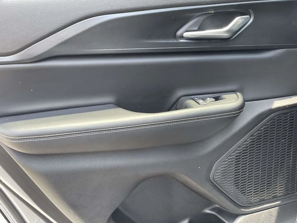 Used 2025 Silver Jeep Altitude image 21