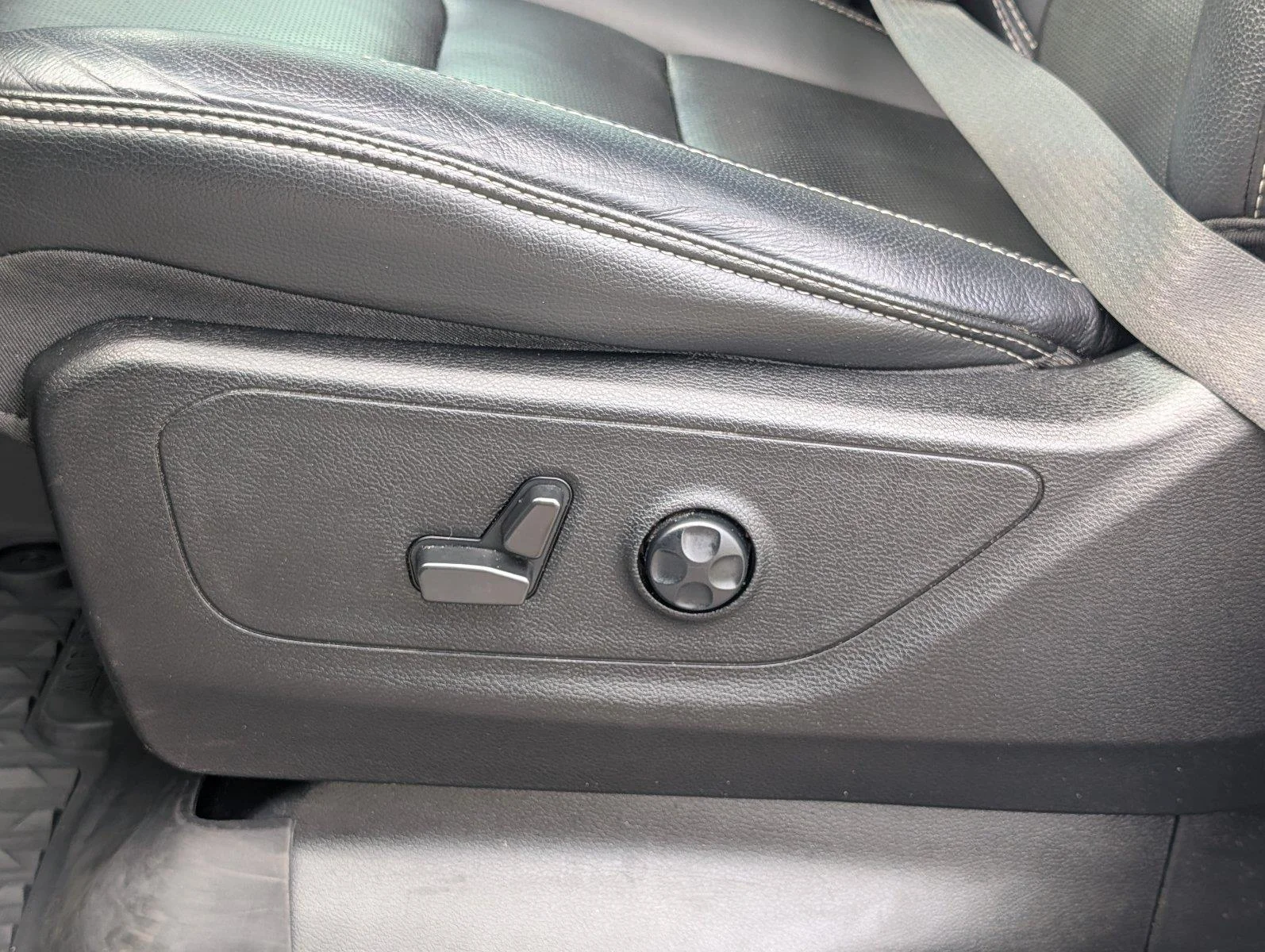 Used 2021 Bright White Clearcoat Ram Rebel image 18