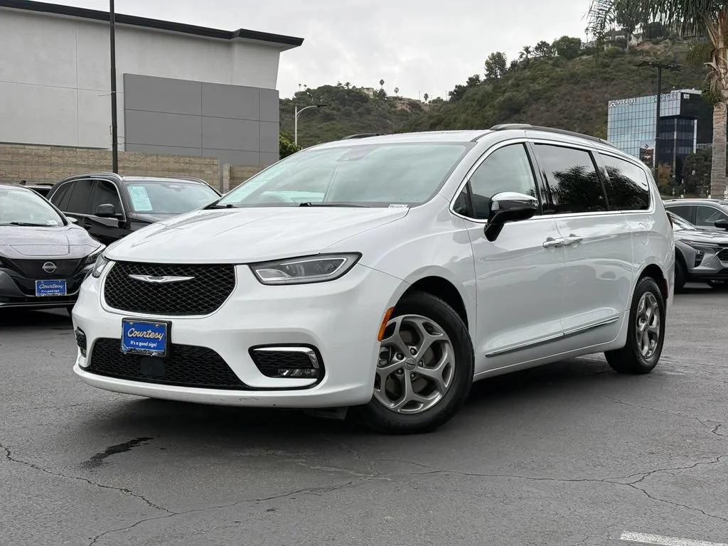 Used 2023 White Chrysler Limited image 2