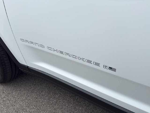 New 2026 Bright White Clear-Coat Exterior Paint Jeep  image 31