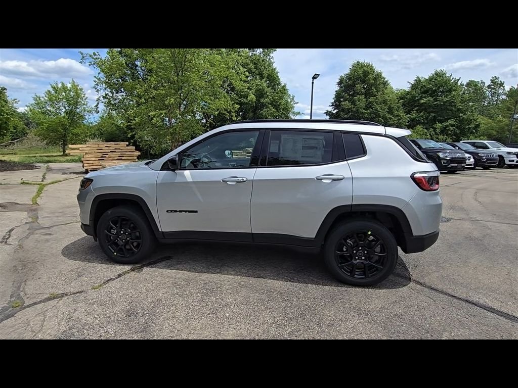 New 2026 Silver Zynith Metallic Clear-Coat Exterior Paint Jeep Latitude image 5