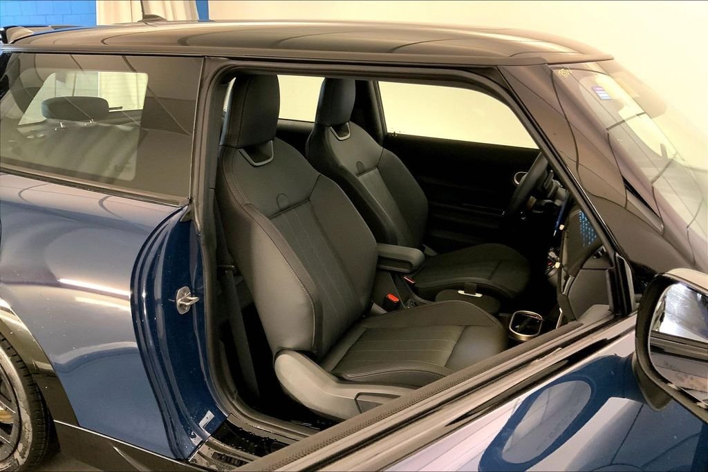 New 2026 Indigo Sunset Blue Metallic MINI Iconic image 7