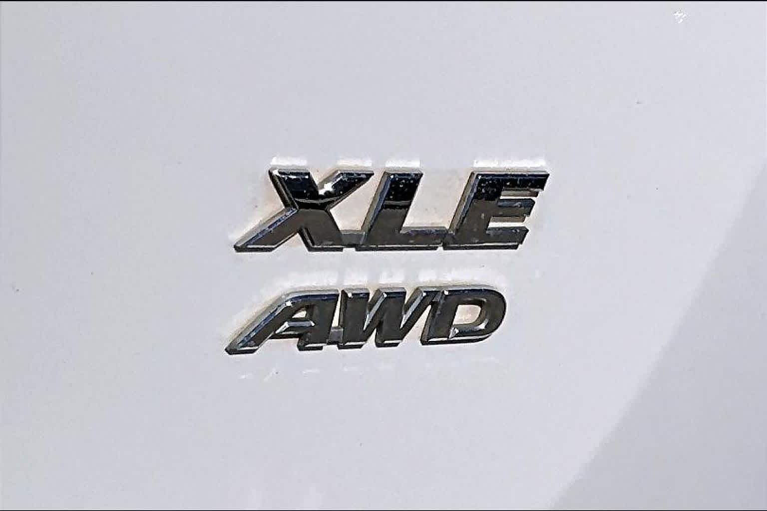 Used 2016 Super White Toyota XLE image 10