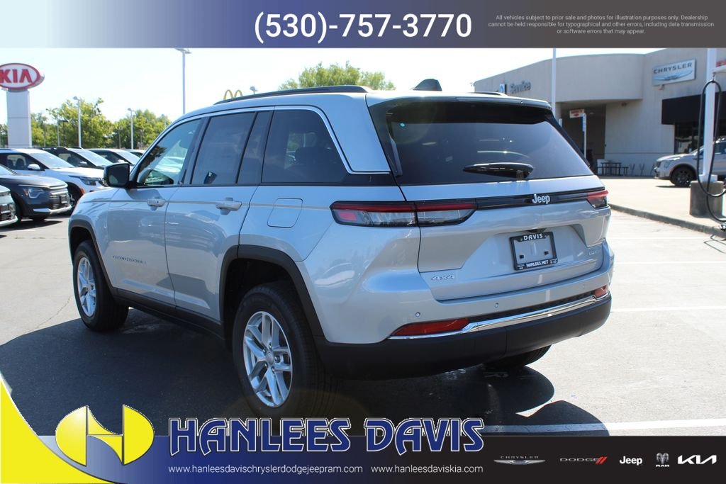 New 2026 Silver Zynith Exterior Paint Jeep Laredo X image 9