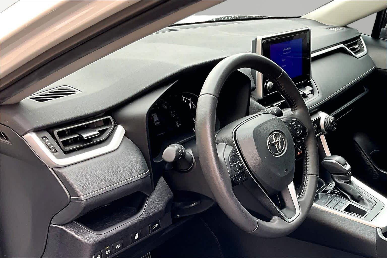 Used 2025 Wind Chill Pearl Toyota XLE Premium image 17