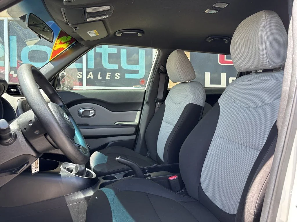 Used 2015 White Kia Base image 11