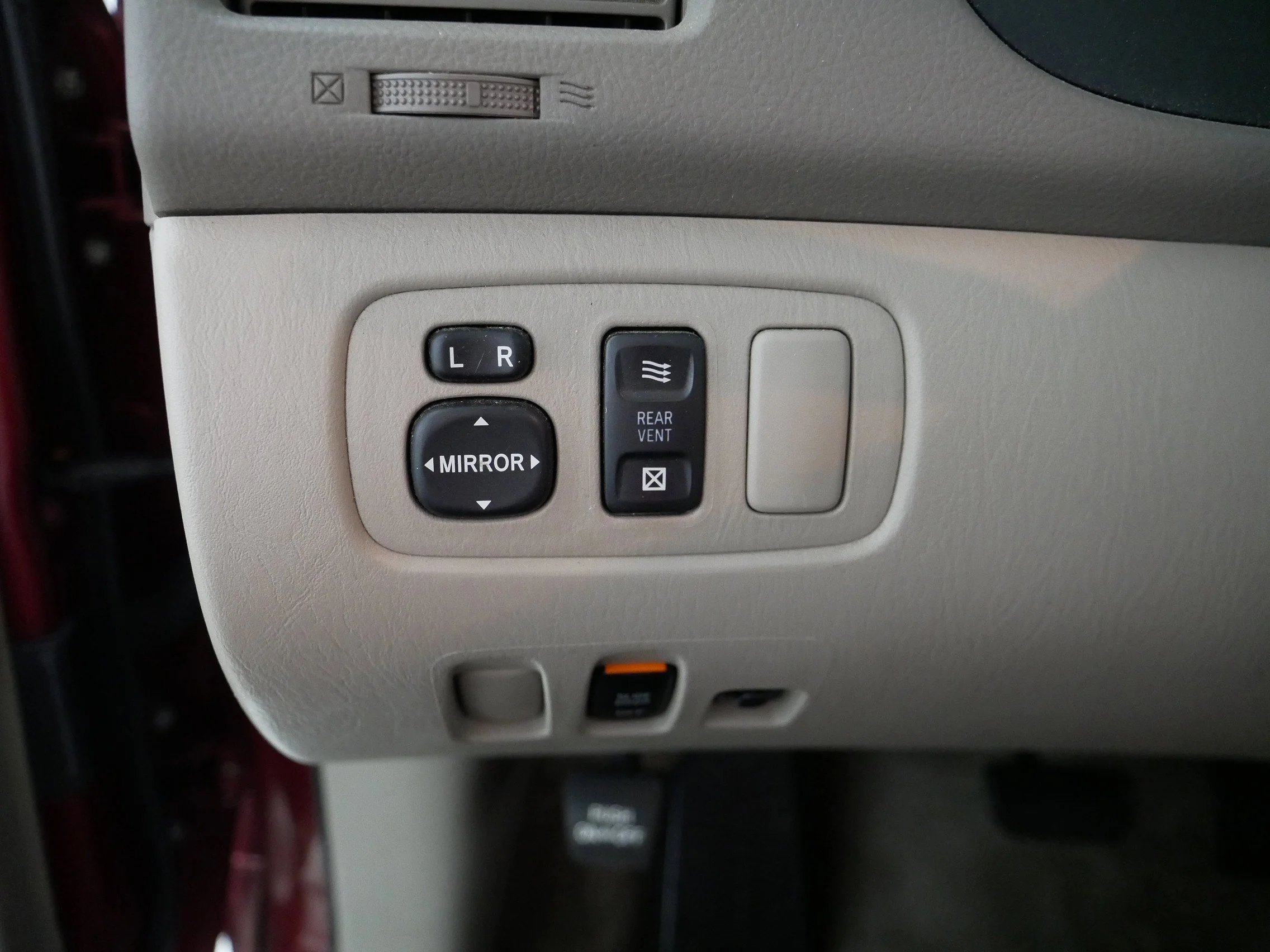 Used 2006 Salsa Red Pearl Toyota LE image 26