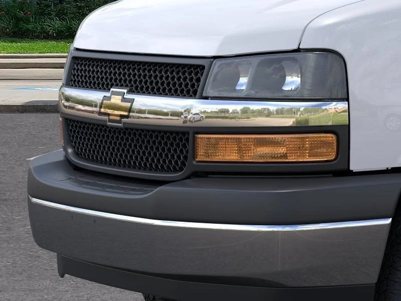 New 2025 Summit White Chevrolet 1WT image 13