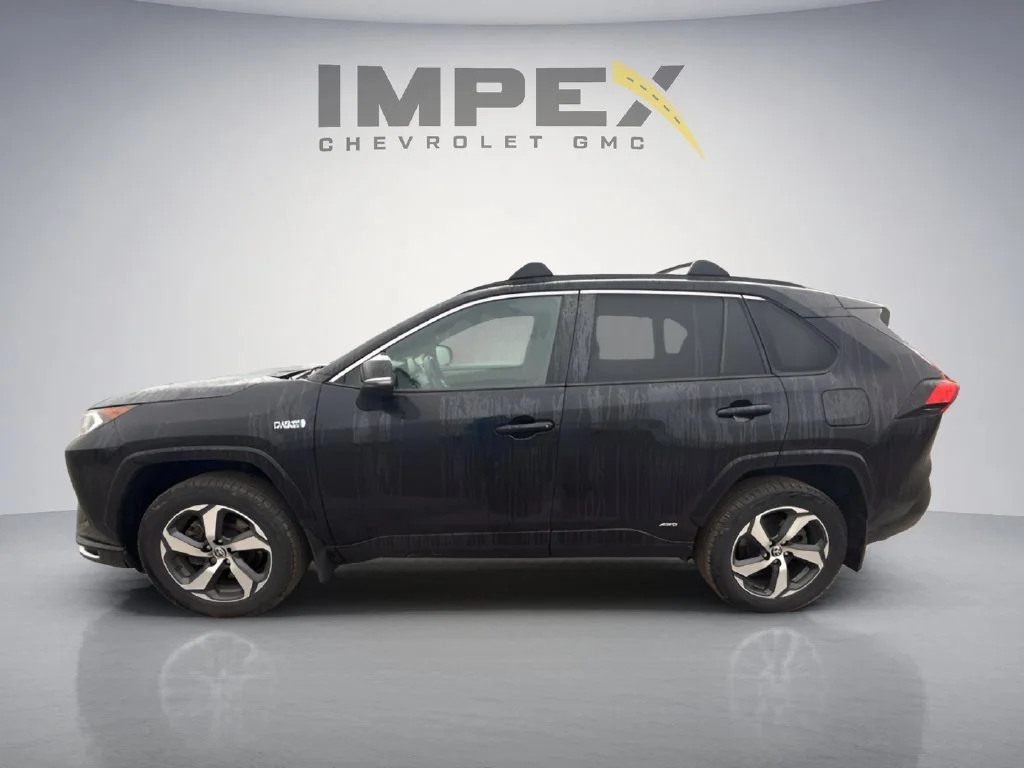 Used 2021  Toyota SE image 2