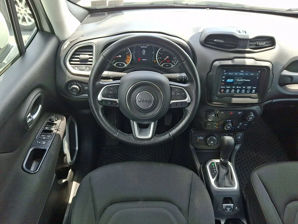 Used 2018 White Jeep Latitude image 11