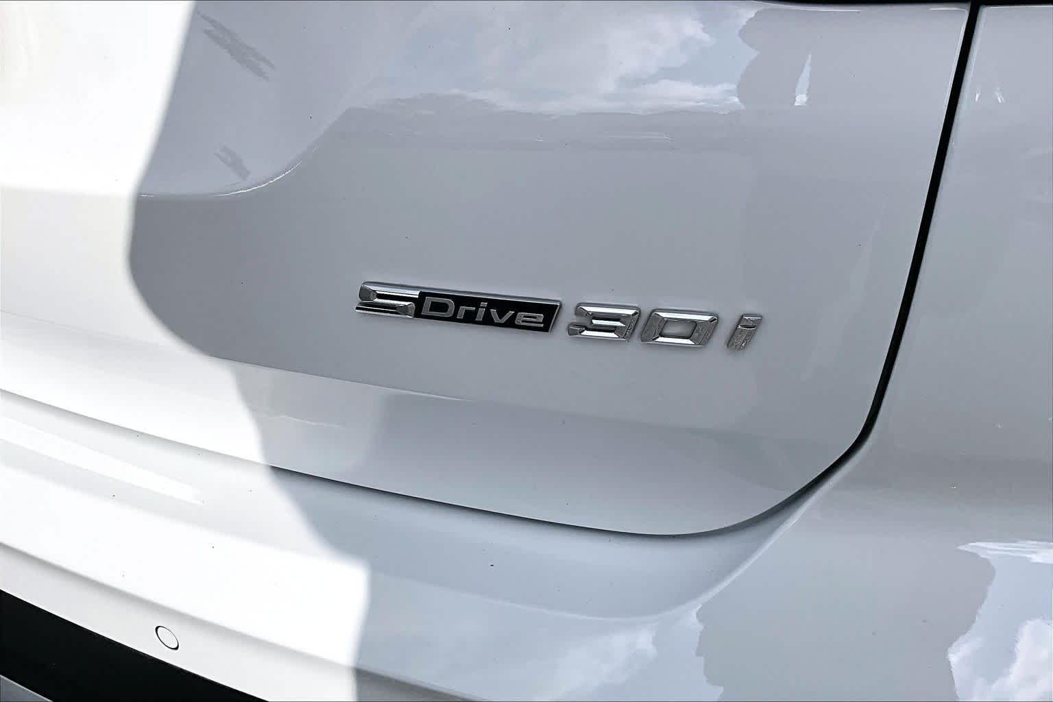 Used 2024 Alpine White BMW sDrive30i image 10