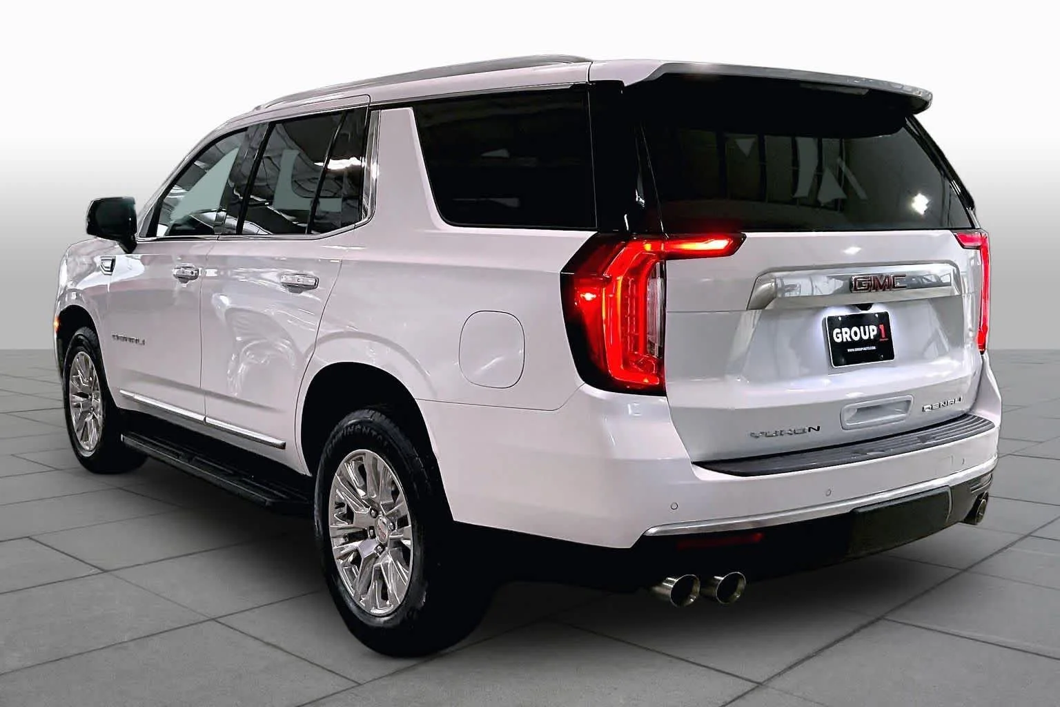 Used 2024 White Frost Tricoat GMC Denali image 12